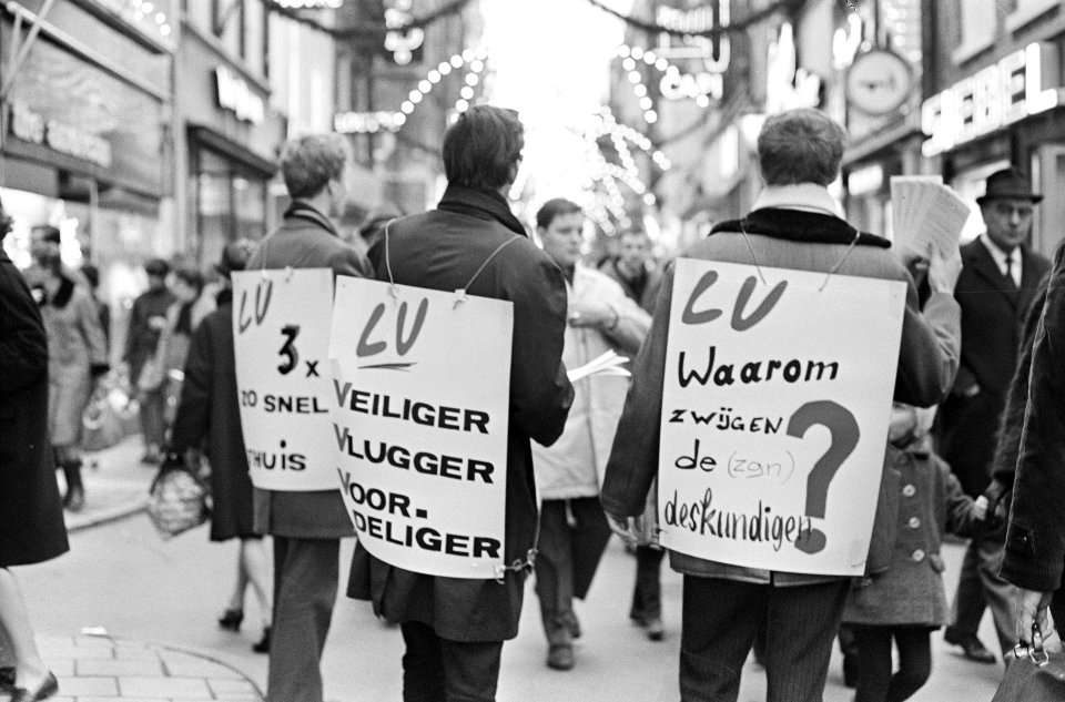 Demonstratie Links Voorrang, hier in de Kalverstraat, Bestanddeelnr 919-8904