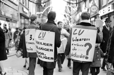 Demonstratie Links Voorrang, hier in de Kalverstraat, Bestanddeelnr 919-8904
