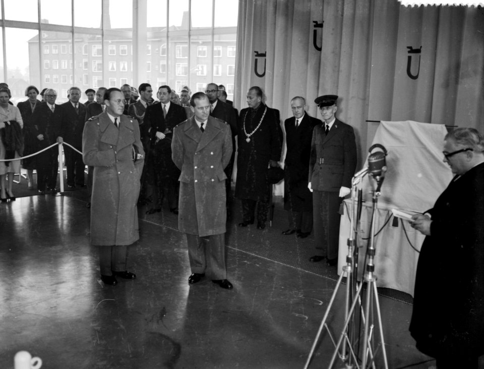 Demonstratie Kolibrie voor Prins Philip en Prins Bernhard, Bestanddeelnr 909-4407