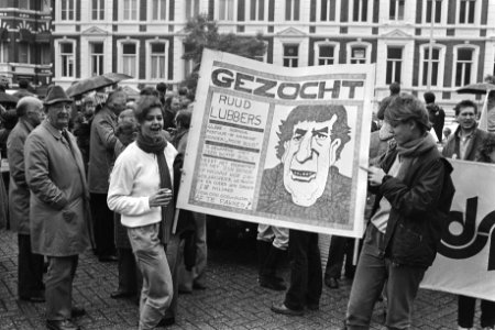 Demonstranten met een bord Gezocht Ruud Lubbers, Bestanddeelnr 932-7359
