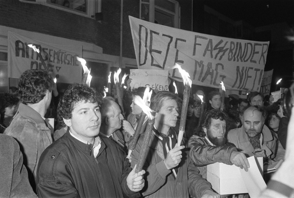 Demonstratie in Rotterdam tegen opvoering Fassbinders het vuil, de stad en de d, Bestanddeelnr 934-1316