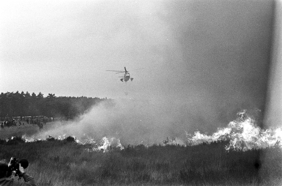Demonstratie met helikopter voor bosbrand op Hoge Veluwe helikopter boven brand, Bestanddeelnr 925-0586