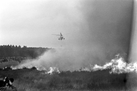 Demonstratie met helikopter voor bosbrand op Hoge Veluwe helikopter boven brand, Bestanddeelnr 925-0586