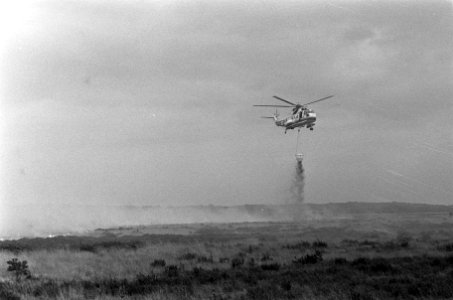 Demonstratie met helikopter voor bosbrand op Hoge Veluwe helikopter boven brand, Bestanddeelnr 925-0584