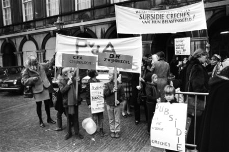 Demonstratie Dolle Mina tegen uitblijven van creches op Binnenhof, Den Haag , Bestanddeelnr 924-0211