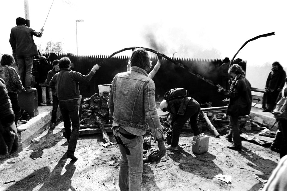 Demonstratie door 1500 mensen bij de kerncentrale Dodewaard voor de sluiting van centrale, demonstranten, Bestanddeelnr 931-4413
