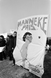 Demonstratie door 10.000 studenten in Den Haag tegen beleid Minister Pais (onderwijs), spandoek met Minister Pais als Manneke Pais, Bestanddeelnr 931-3369