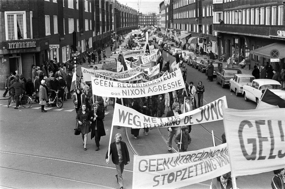Demonstranten met spandoeken en vlaggen trekken door de straten van Amsterdam, Bestanddeelnr 924-3993