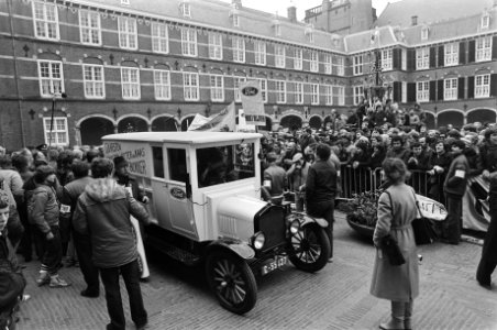 Demonstratie door 1000 erknemers van Amsterdamse Ford-fabriek op Binnenhof tegen evt. sluiting, Bestanddeelnr 931-3412