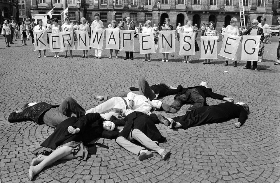 Demonstranten met spandoeken en slachtoffers van kernwapens, Bestanddeelnr 932-6405