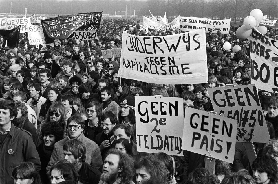 Demonstratie door 10.000 studenten in Den Haag tegen beleid Minister Pais (onder, Bestanddeelnr 931-3371