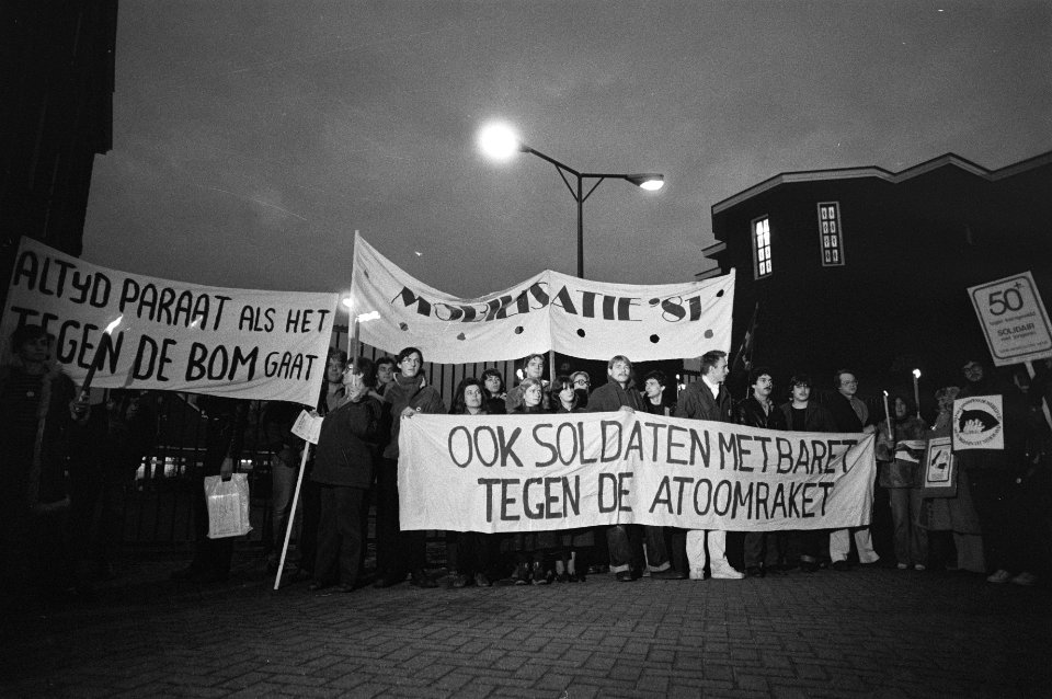 Demonstranten met spandoeken, Bestanddeelnr 931-8380