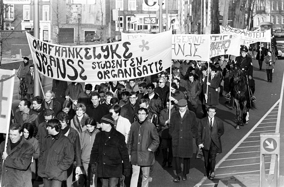 Demonstratie in Amsterdam, met spandoeken trokken demonstranten door stad, Bestanddeelnr 920-0423