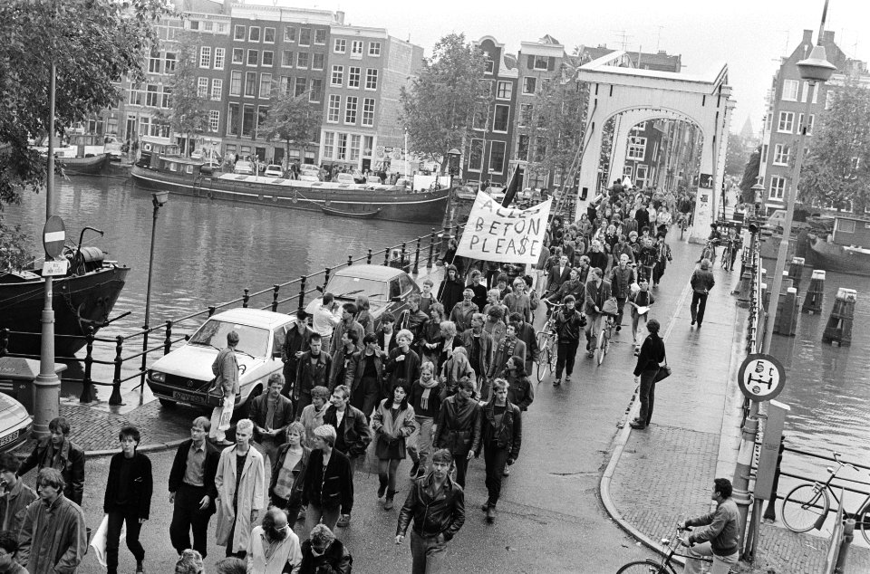 Demonstranten lopen over de Magere Brug, Bestanddeelnr 932-6370