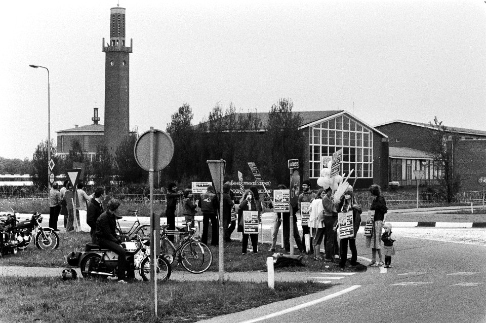 Demonstranten met spandoeken, Bestanddeelnr 930-2910