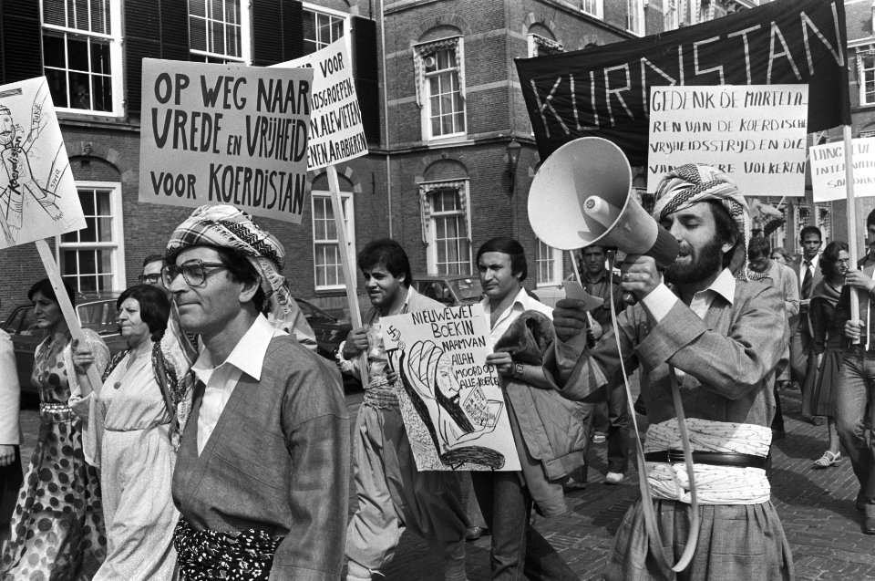 Demonstranten met spandoeken, o.a. Op weg naar vrede en vrijheid voor Koerdista, Bestanddeelnr 930-4153