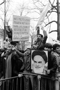 Demonstranten met spandoeken en foto van ayatollah Khomeiny, Bestanddeelnr 934-4149