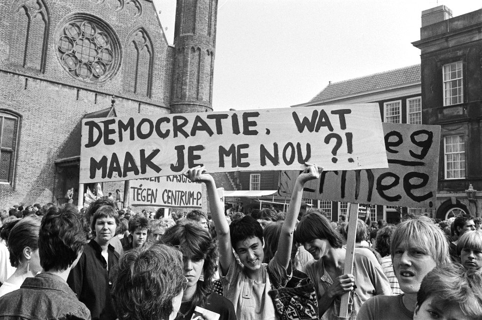 Demonstranten met spandoeken, Bestanddeelnr 932-3287