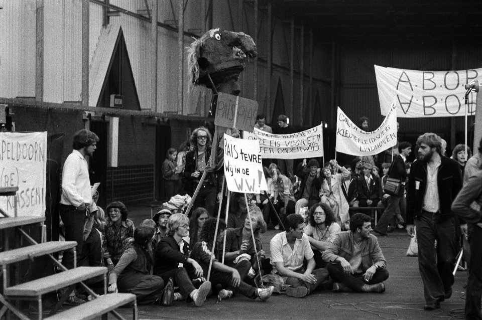 Demonstranten met spandoeken, Bestanddeelnr 930-4901