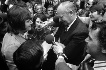 Demonstratie en hoorzitting over Veronica in Den Haag , Frans Derks overhandigt , Bestanddeelnr 926-3572