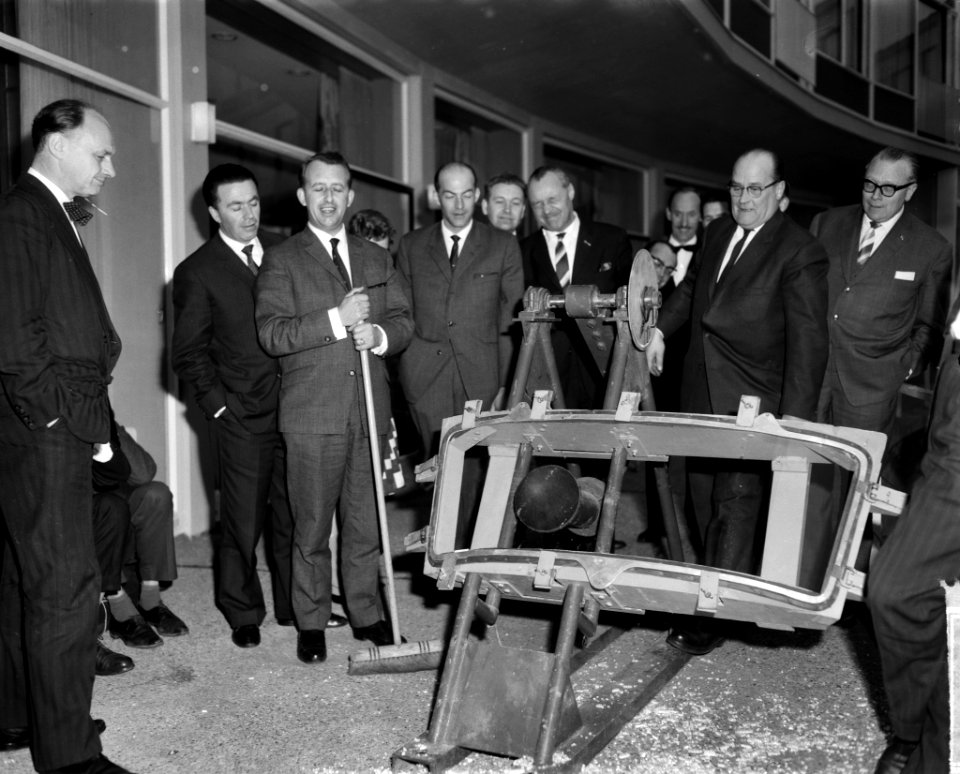 Demonstratie met gelaagd glas en gehard glas in Apollopaviljoen, Bestanddeelnr 914-9482
