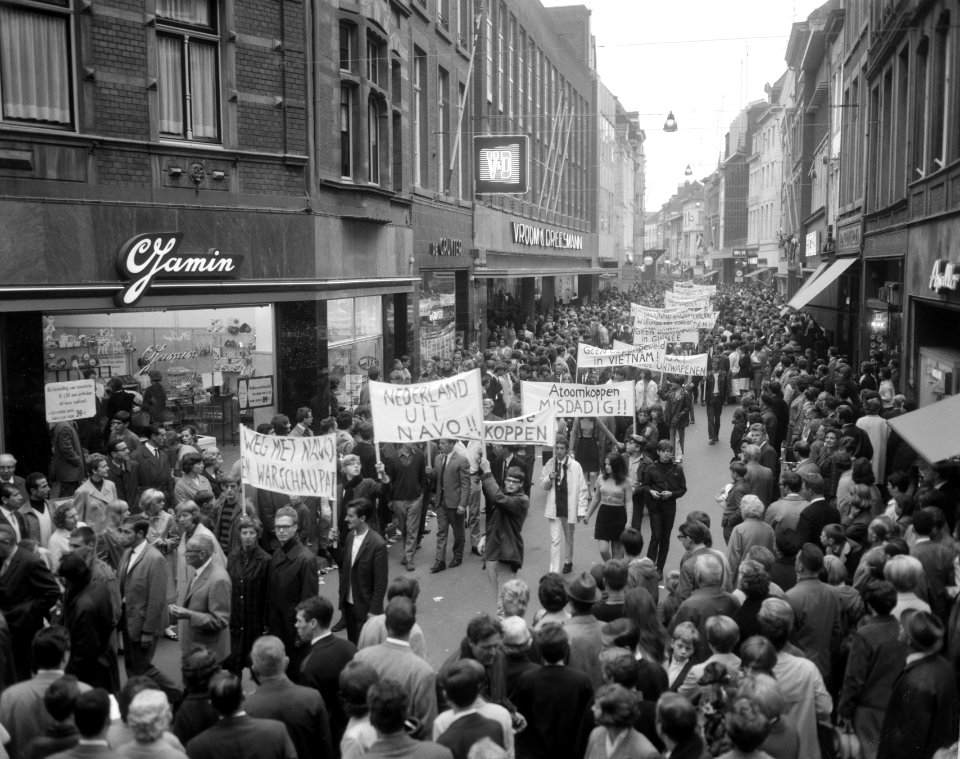 Demonstranten met spandoeken in de Grote Straat, Bestanddeelnr 919-5957