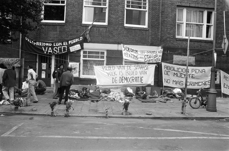 Demonstranten met spandoeken bij het consulaat, Bestanddeelnr 928-1332