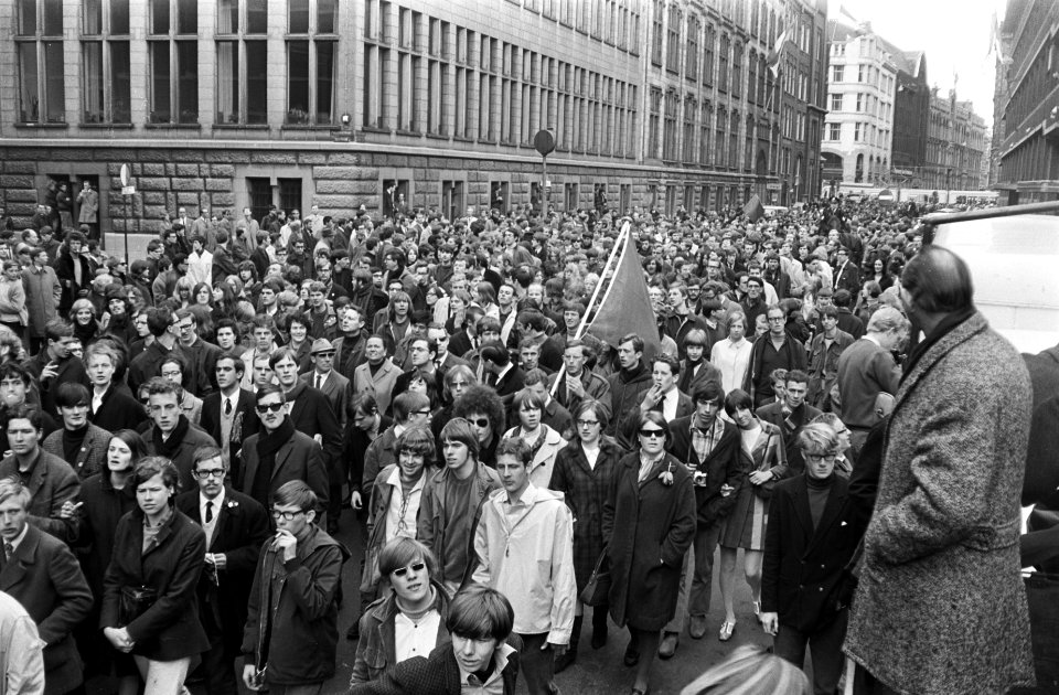 Demonstratie in Amsterdam, duizenden Socialistische jongeren in optocht door Spu, Bestanddeelnr 920-2903