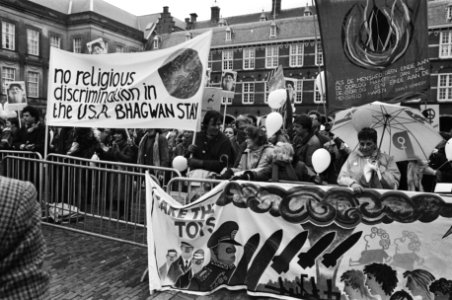 Demonstranten met spandoeken en ballonnen op het Binnenhof tijdens een demonstra, Bestanddeelnr 932-4881