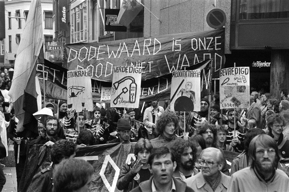 Demonstranten met spandoek Dodewaard is onze dood niet waard, Bestanddeelnr 931-7044