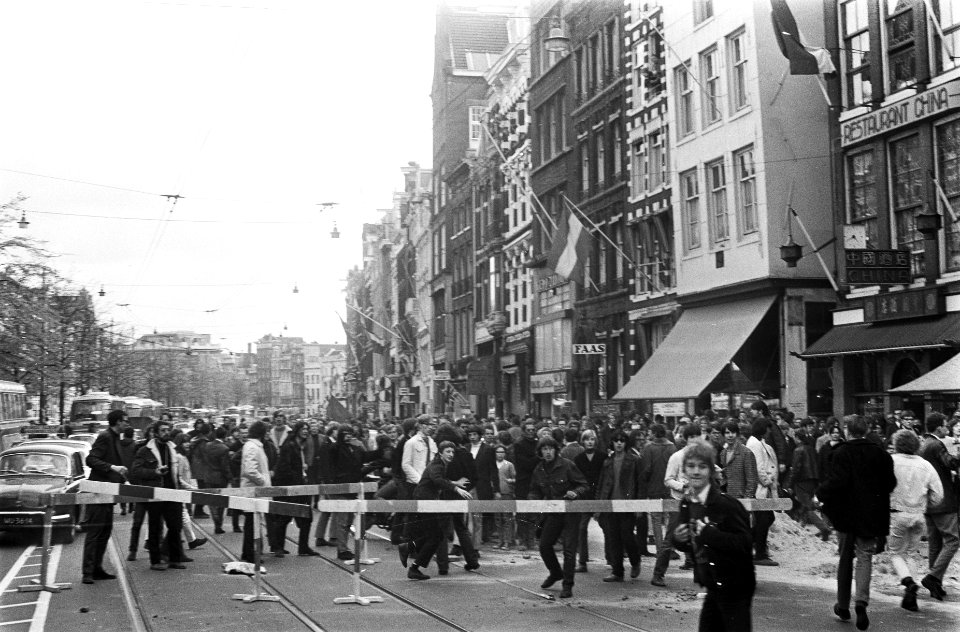 Demonstratie in Amsterdam, op het Rokin waren jongeren be met gooien van stenen , Bestanddeelnr 920-2902