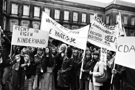 Demonstratie Landelijke Stichting Hulpverlening Minderjarigen op Binnenhof, Bestanddeelnr 929-9001