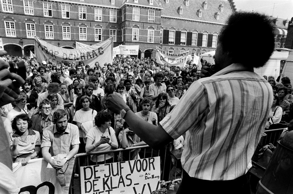 Demonstranten met spandoeken, o.a. De juf voor de klas - niet in de WW en Naa, Bestanddeelnr 930-3258