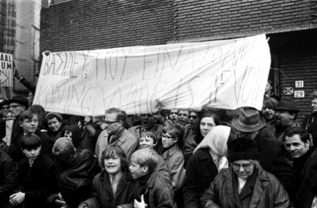 Demonstranten met spandoek voor Domkerk tegen aanwezigheid van koning Constantij, Bestanddeelnr 923-2789