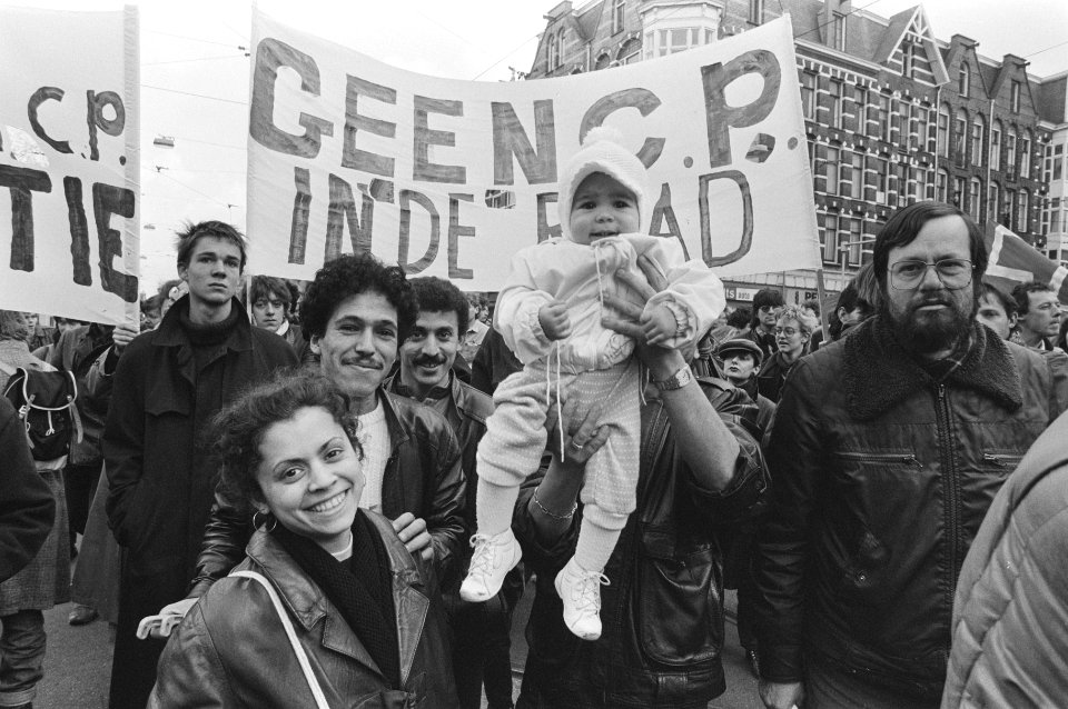 Demonstranten met kinderen en spandoeken, Bestanddeelnr 933-6290