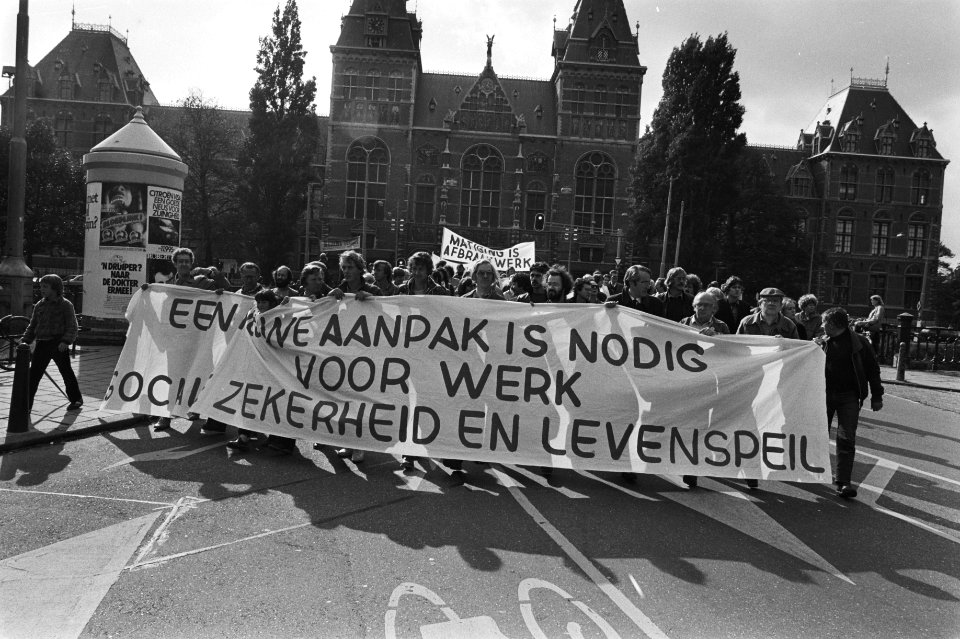 Demonstranten met spandoek op weg naar de Dam op de achtergrond het Rijksmuseum, Bestanddeelnr 931-7222