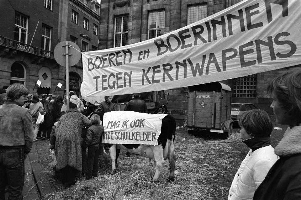 Demonstranten met spandoek Boeren en boerinnen tegen kernwapens en koe met dek, Bestanddeelnr 931-8180