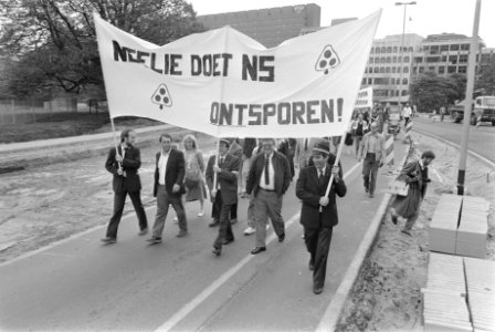 Demonstranten met spandoek Neelie doet NS ontsporen, Bestanddeelnr 932-6054