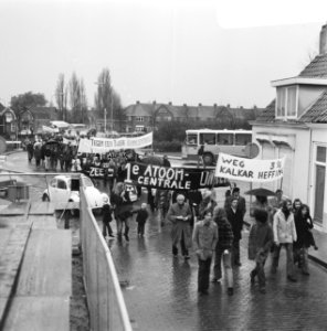 Demonstranten met spandoeken, Bestanddeelnr 926-8170