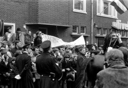 Demonstranten met spandoek voor Domkerk tegen aanwezigheid van koning Constantij, Bestanddeelnr 923-2791