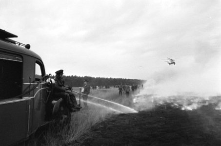 Demonstratie met helikopter voor bosbrand op Hoge Veluwe helikopter boven brand, Bestanddeelnr 925-0585