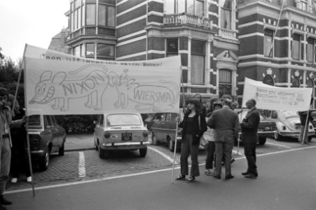 Demonstranten met spandoeken, Bestanddeelnr 924-6411