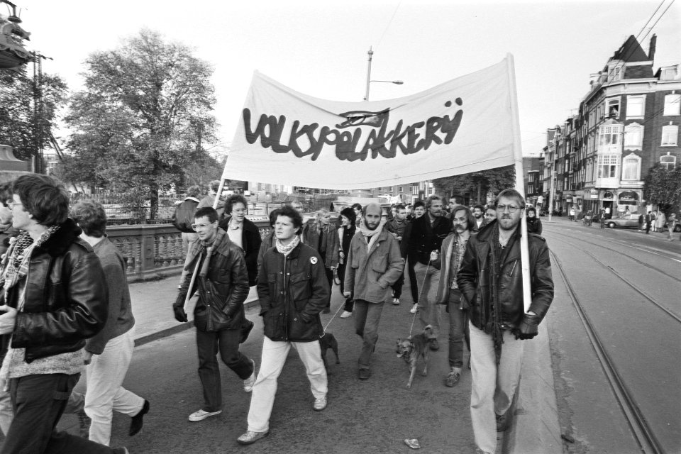 Demonstranten met spandoek, Bestanddeelnr 932-3664