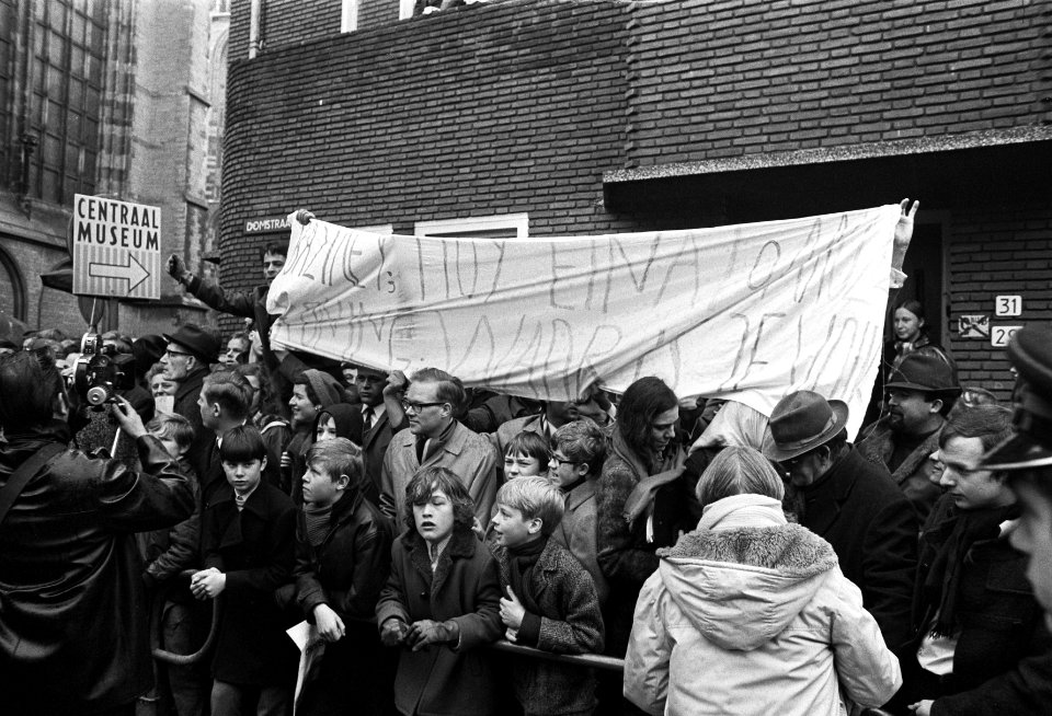 Demonstranten met spandoek voor Domkerk tegen aanwezigheid van koning Constantij, Bestanddeelnr 923-2790