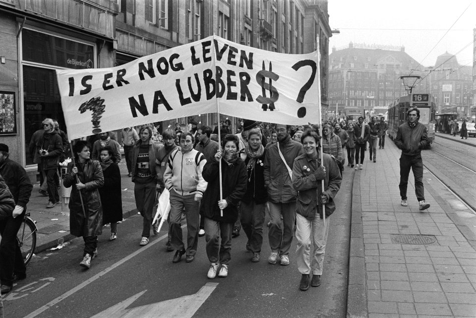 Demonstranten met spandoek Is er nog leven na Lubbers, Bestanddeelnr 932-7784