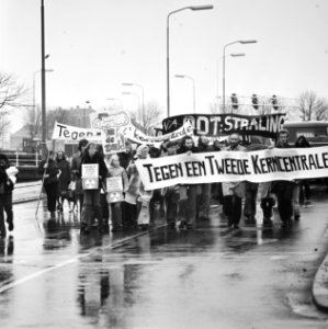 Demonstranten met spandoeken, Bestanddeelnr 926-8172