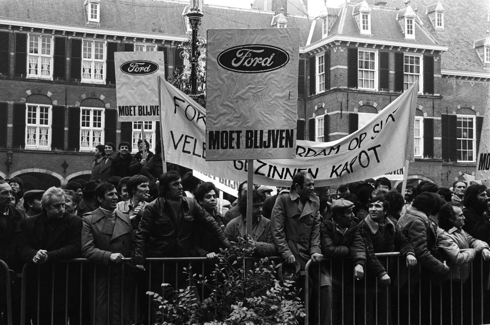 Demonstratie door 1000 werknemers van Amsterdamse Ford-fabriek op Binnenhof tegen evt. sluiting, demonstranten op het Binnenhof, Bestanddeelnr 931-3414