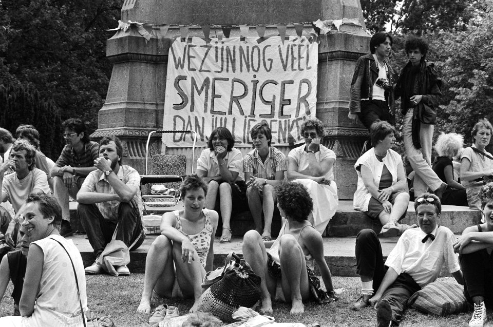 Demonstranten met spandoek We zijn nog veel smeriger dan jullie denken, Bestanddeelnr 932-6325