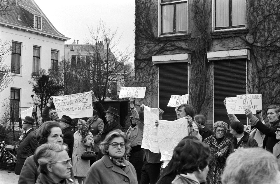 Demonstranten met spandoeken, Bestanddeelnr 924-4733