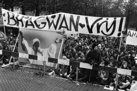 Demonstratie Bhagwan-aanhangers in Amsterdam tegen arrestatie Bhagwan in de VS e, Bestanddeelnr 933-4729 photo